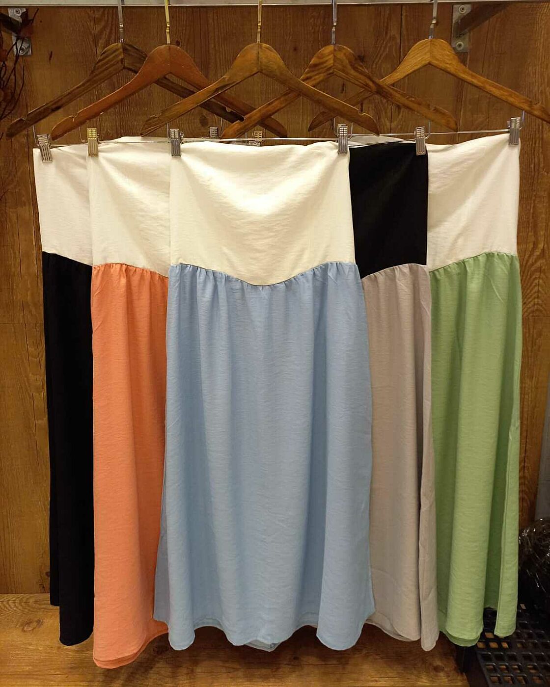 Vestido Evelyn Bicolor Tomara que Caia – Elegância em Contraste