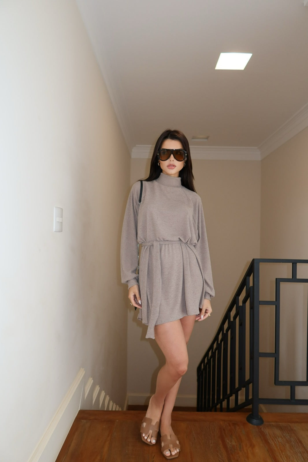 Vestido Clarice – Sofisticação minimalista com conforto atemporal