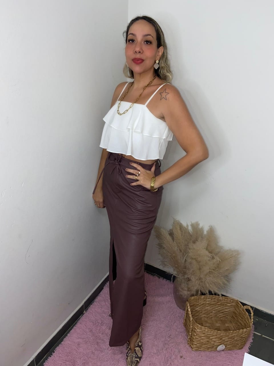 Saia Longa em Corino Bordô – Sofisticação, modernidade e estilo marcante