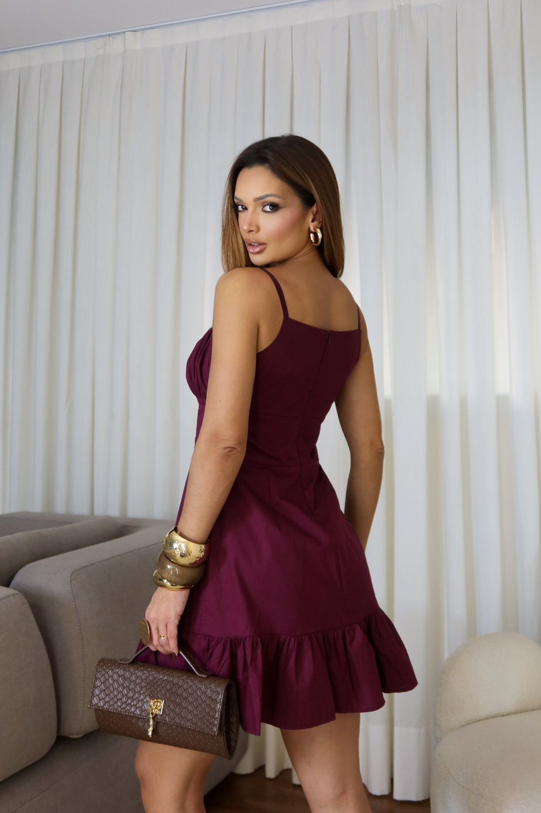 Vestido Zoe em Tricoline Vinho – Curto, Moderno e Sofisticado