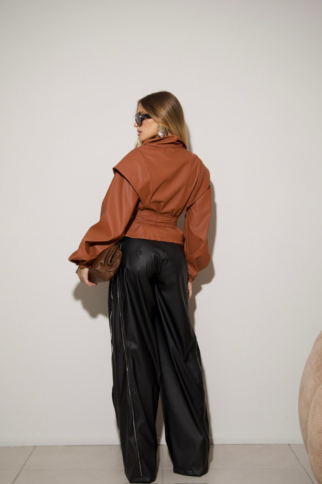 Jaqueta Nancy PU Marrom – Estilo moderno com elegância atemporal