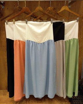 Vestido Evelyn Bicolor Tomara que Caia – Elegância em Contraste