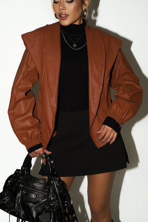 Jaqueta Nancy PU Marrom – Estilo moderno com elegância atemporal