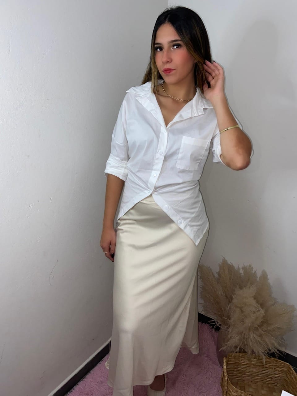 Saia Midi de Cetim – Sofisticação, frescor e caimento fluido